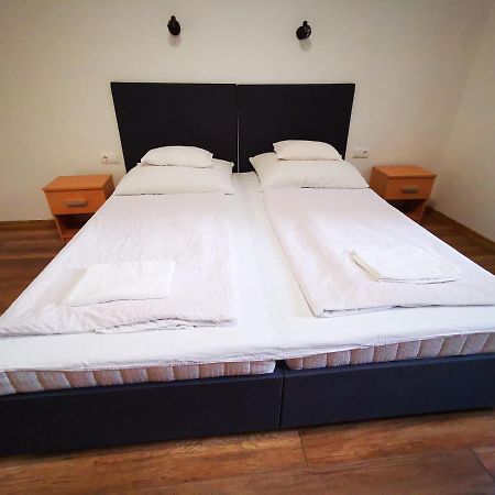 Mate Apartman Gyula Exterior foto
